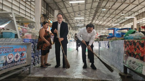 เทศบาลนครแม่สอด ลงพื้นที่ดำเนินการฉีดล้างทำความสะอาด ตลาดสดเทศบาลบ้านเหนือ 