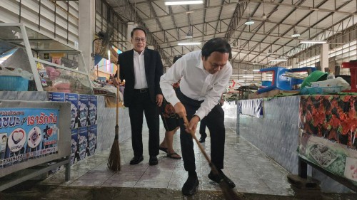 เทศบาลนครแม่สอด ลงพื้นที่ดำเนินการฉีดล้างทำความสะอาด ตลาดสดเทศบาลบ้านเหนือ 