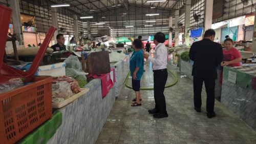 เทศบาลนครแม่สอด ลงพื้นที่ดำเนินการฉีดล้างทำความสะอาด ตลาดสดเทศบาลบ้านเหนือ 