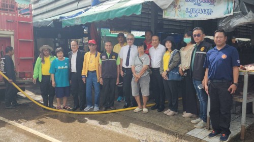 เทศบาลนครแม่สอด ลงพื้นที่ดำเนินการฉีดล้างทำความสะอาด ตลาดสดเทศบาลบ้านเหนือ 