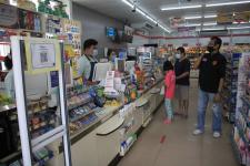 ทน.แม่สอด ออกตรวจห้างร้าน ร้านสะดวกซื้อ และแจกเฟสชิวร้านอาหาร ร้านตัดผม ร้านเสริมสวย