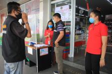 ทน.แม่สอด ออกตรวจห้างร้าน ร้านสะดวกซื้อ และแจกเฟสชิวร้านอาหาร ร้านตัดผม ร้านเสริมสวย