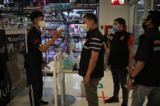 ทน.แม่สอด ออกตรวจห้างร้าน ร้านสะดวกซื้อ และแจกเฟสชิวร้านอาหาร ร้านตัดผม ร้านเสริมสวย