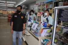 ทน.แม่สอด ออกตรวจห้างร้าน ร้านสะดวกซื้อ และแจกเฟสชิวร้านอาหาร ร้านตัดผม ร้านเสริมสวย