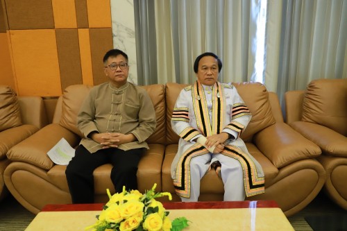 ทน.แม่สอด ร่วมพิธีมอบวุฒิบัตรแก่นักศึกษาวิทยาลัยสูงวัย นครแม่สอด ที่ผ่านการฝึกอบรม "โครงการส่งเสริมสุขภาพผู้สูงอายุสร้างจิตสดใส ร่างกายแข็งแรง" รุ่นที่ 2 และโครงการพัฒนาศักยภาพผู้สูงอายุเทศบาลนครแม่สอด ประจำปีงบประมาณ พ.ศ.2567
