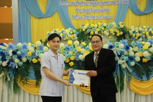 ทน.แม่สอด ร่วมพิธีมอบวุฒิบัตรแก่นักศึกษาวิทยาลัยสูงวัย นครแม่สอด ที่ผ่านการฝึกอบรม "โครงการส่งเสริมสุขภาพผู้สูงอายุสร้างจิตสดใส ร่างกายแข็งแรง" รุ่นที่ 2 และโครงการพัฒนาศักยภาพผู้สูงอายุเทศบาลนครแม่สอด ประจำปีงบประมาณ พ.ศ.2567