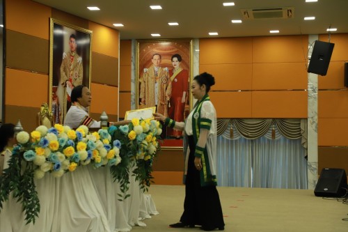 ทน.แม่สอด ร่วมพิธีมอบวุฒิบัตรแก่นักศึกษาวิทยาลัยสูงวัย นครแม่สอด ที่ผ่านการฝึกอบรม "โครงการส่งเสริมสุขภาพผู้สูงอายุสร้างจิตสดใส ร่างกายแข็งแรง" รุ่นที่ 2 และโครงการพัฒนาศักยภาพผู้สูงอายุเทศบาลนครแม่สอด ประจำปีงบประมาณ พ.ศ.2567