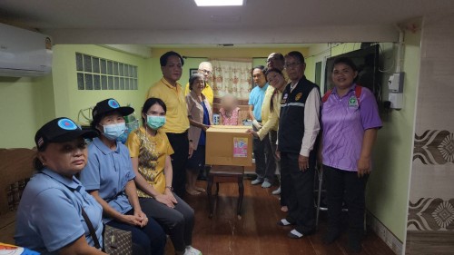 ทน.แม่สอด ลงพื้นที่มอบสิ่งของอุปโภคบริโภคให้แก่ผู้สูงอายุและผู้ป่วยติดเตียง 