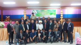 ดร.เทอดเกียรติ ชินสรนันท์ นายกเทศมนตรีนครแม่สอด ประธานเปิดประชุม UMA และวิทยากร ให้ความรู้ แก่ ผู้สื่อข่าวสมาพันธ์สื่อมวลชนอาเซียน THE UNION MEDIA OF ASEAN -รองรับสื่อมวลชนไร้พรมแดน AEC