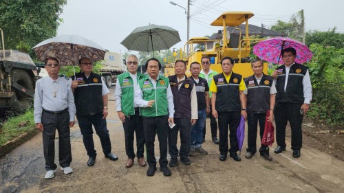 ทน.แม่สอด ลงพื้นที่ติดตามความเรียบร้อยการปรับปรุง ผิวถนนแอสฟัลท์ติกคอนกรีต ชุมชนร่วมแรง