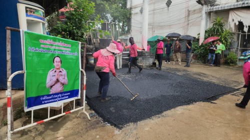 ทน.แม่สอด ลงพื้นที่ติดตามความเรียบร้อยการปรับปรุง ผิวถนนแอสฟัลท์ติกคอนกรีต ชุมชนร่วมแรง