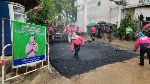 ทน.แม่สอด ลงพื้นที่ติดตามความเรียบร้อยการปรับปรุง ผิวถนนแอสฟัลท์ติกคอนกรีต ชุมชนร่วมแรง