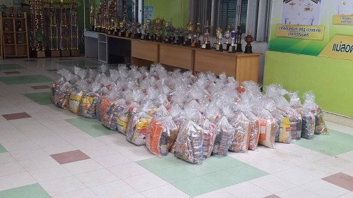 เทศบาลนครแม่สอด ลงพื้นที่มอบถุงยังชีพให้แก่ผู้ประสบภัยน้ำท่วม ในเขตพื้นที่เทศบาลนครแม่สอด