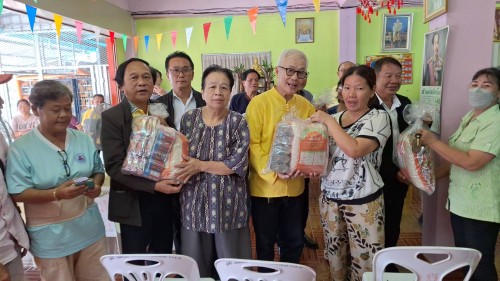 เทศบาลนครแม่สอด ลงพื้นที่มอบถุงยังชีพให้แก่ผู้ประสบภัยน้ำท่วม ในเขตพื้นที่เทศบาลนครแม่สอด
