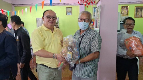 เทศบาลนครแม่สอด ลงพื้นที่มอบถุงยังชีพให้แก่ผู้ประสบภัยน้ำท่วม ในเขตพื้นที่เทศบาลนครแม่สอด