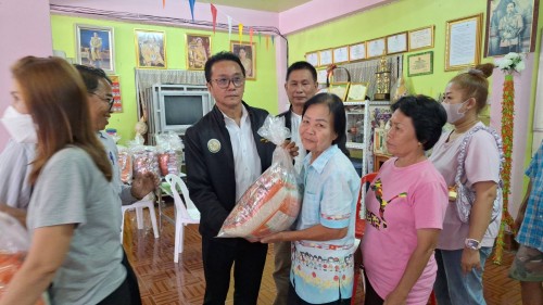 เทศบาลนครแม่สอด ลงพื้นที่มอบถุงยังชีพให้แก่ผู้ประสบภัยน้ำท่วม ในเขตพื้นที่เทศบาลนครแม่สอด