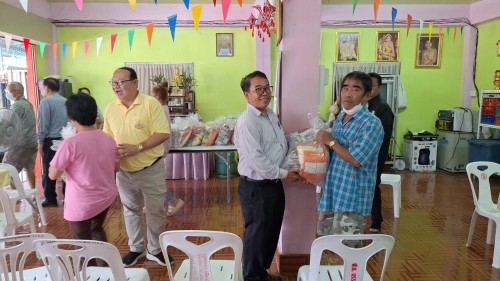 เทศบาลนครแม่สอด ลงพื้นที่มอบถุงยังชีพให้แก่ผู้ประสบภัยน้ำท่วม ในเขตพื้นที่เทศบาลนครแม่สอด