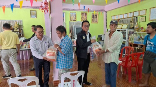 เทศบาลนครแม่สอด ลงพื้นที่มอบถุงยังชีพให้แก่ผู้ประสบภัยน้ำท่วม ในเขตพื้นที่เทศบาลนครแม่สอด