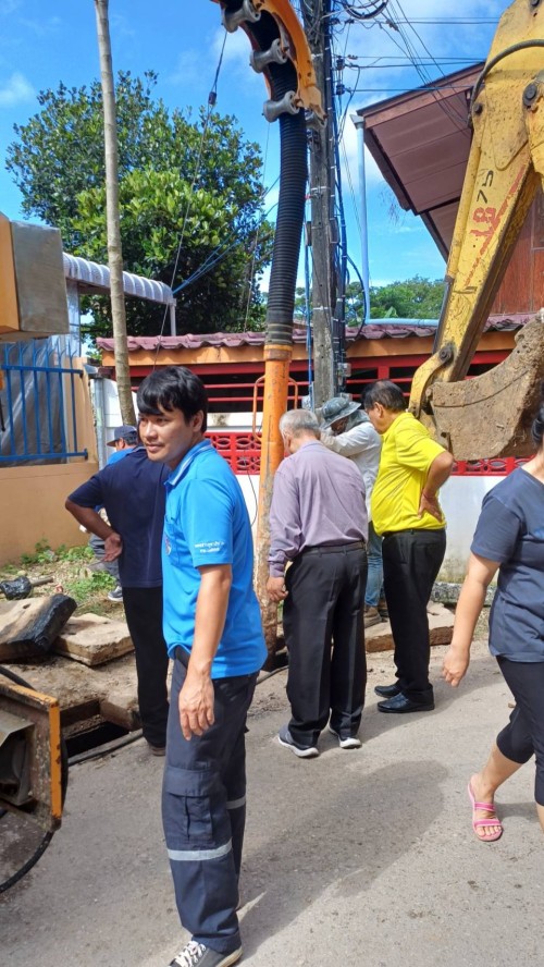 เทศบาลนครแม่สอด ลงพื้นที่ดำเนินการดูดโคลนและขุดลอกท่อระบายน้ำ ในเขตพื้นที่เทศบาลนครแม่สอด