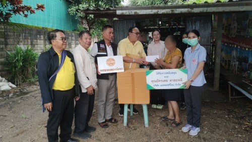 เทศบาลนครแม่สอด ลงพื้นที่มอบสิ่งของอุปโภคบริโภคให้แก่ผู้สูงอายุ ผู้ป่วยติดเตียง และผู้ยากไร้ 