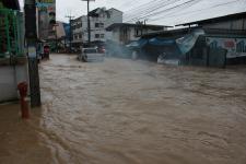 ผู้ว่าตากฯ นายอำเภอ และนายกนครแม่สอด ลงพื้นที่แก้ไขน้ำท่วมและช่วยเหลือประชาชน