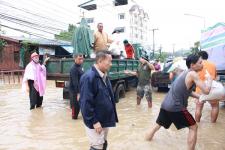 ผู้ว่าตากฯ นายอำเภอ และนายกนครแม่สอด ลงพื้นที่แก้ไขน้ำท่วมและช่วยเหลือประชาชน