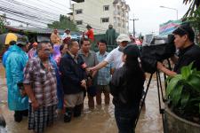 ผู้ว่าตากฯ นายอำเภอ และนายกนครแม่สอด ลงพื้นที่แก้ไขน้ำท่วมและช่วยเหลือประชาชน