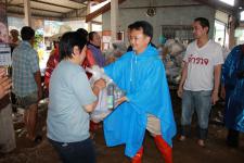 ผู้ว่าตากฯ นายอำเภอ และนายกนครแม่สอด ลงพื้นที่แก้ไขน้ำท่วมและช่วยเหลือประชาชน