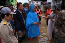 ผู้ว่าตากฯ นายอำเภอ และนายกนครแม่สอด ลงพื้นที่แก้ไขน้ำท่วมและช่วยเหลือประชาชน