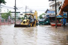 ผู้ว่าตากฯ นายอำเภอ และนายกนครแม่สอด ลงพื้นที่แก้ไขน้ำท่วมและช่วยเหลือประชาชน