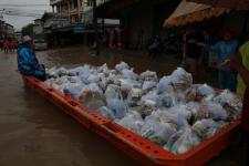 ผู้ว่าตากฯ นายอำเภอ และนายกนครแม่สอด ลงพื้นที่แก้ไขน้ำท่วมและช่วยเหลือประชาชน