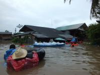 ผู้ว่าตากฯ นายอำเภอ และนายกนครแม่สอด ลงพื้นที่แก้ไขน้ำท่วมและช่วยเหลือประชาชน