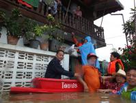 ผู้ว่าตากฯ นายอำเภอ และนายกนครแม่สอด ลงพื้นที่แก้ไขน้ำท่วมและช่วยเหลือประชาชน