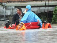 ผู้ว่าตากฯ นายอำเภอ และนายกนครแม่สอด ลงพื้นที่แก้ไขน้ำท่วมและช่วยเหลือประชาชน