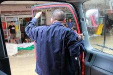 ผู้ว่าตากฯ นายอำเภอ และนายกนครแม่สอด ลงพื้นที่แก้ไขน้ำท่วมและช่วยเหลือประชาชน