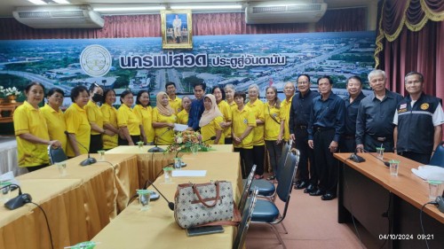 ทน.แม่สอด ร่วมเป็นสักขีพยานในการรับมอบเงินบริจาคช่วยเหลืออุทกภัยภาคเหนือจากนักเรียนวิทยาลัยสูงวัยนครแม่สอด รุ่น 2