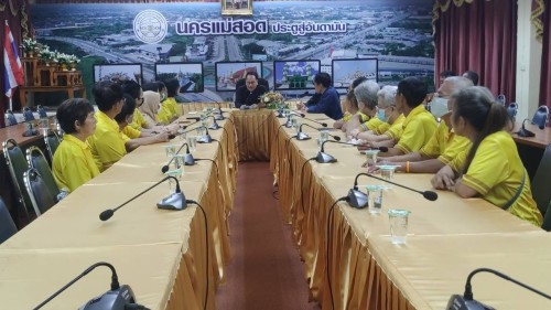 ทน.แม่สอด ร่วมเป็นสักขีพยานในการรับมอบเงินบริจาคช่วยเหลืออุทกภัยภาคเหนือจากนักเรียนวิทยาลัยสูงวัยนครแม่สอด รุ่น 2
