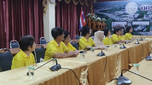 ทน.แม่สอด ร่วมเป็นสักขีพยานในการรับมอบเงินบริจาคช่วยเหลืออุทกภัยภาคเหนือจากนักเรียนวิทยาลัยสูงวัยนครแม่สอด รุ่น 2