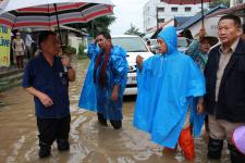 ผู้ว่าตากฯ นายอำเภอ และนายกนครแม่สอด ลงพื้นที่แก้ไขน้ำท่วมและช่วยเหลือประชาชน