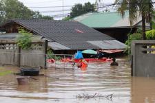 ผู้ว่าตากฯ นายอำเภอ และนายกนครแม่สอด ลงพื้นที่แก้ไขน้ำท่วมและช่วยเหลือประชาชน