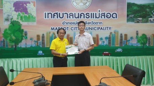 ทน.แม่สอด มอบใบประกาศเกียรติบัตร ให้แก่ผู้ผ่านการฝึกประสบการณ์ ด้านการแพทย์และสาธารณสุข คลินิกชุมชนอบอุ่นเทศบาลนครแม่สอด