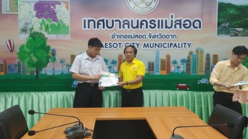 ทน.แม่สอด มอบใบประกาศเกียรติบัตร ให้แก่ผู้ผ่านการฝึกประสบการณ์ ด้านการแพทย์และสาธารณสุข คลินิกชุมชนอบอุ่นเทศบาลนครแม่สอด