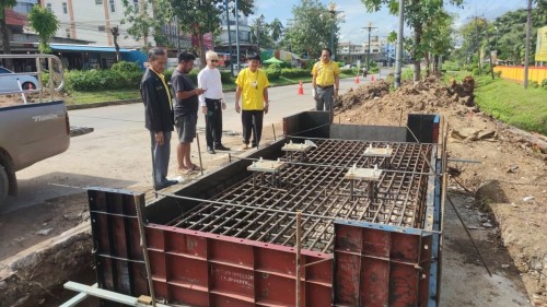 ทน.แม่สอด ลงพื้นที่ติดตามความเรียบร้อย การก่อสร้างซุ้มเฉลิมพระเกียรติพระบาทสมเด็จพระเจ้าอยู่หัว