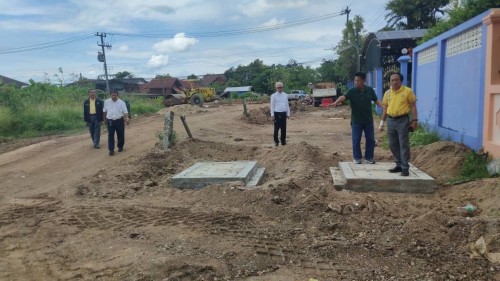 ทน.แม่สอด ลงพื้นที่ติดตามความคืบหน้าโครงการก่อสร้างถนนคอนกรีตเสริมเหล็กพร้อมวางท่อระบายน้ำ บริเวณชุมชนมณีไพรสณฑ์