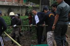 เทศบาลนครแม่สอด ดำเนินโครงการ ขุดลอกลำห้วยแม่สอด รวมพลัง รวมใจ ชาวนครแม่สอด 