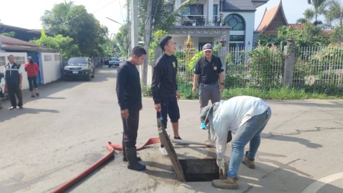 เทศบาลนครแม่สอด ดำเนินการฉีดล้างทำความสะอาดท่อระบายน้ำชุมชนร่วมใจ