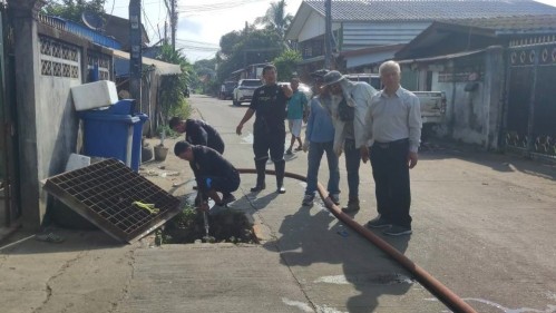 เทศบาลนครแม่สอด ดำเนินการฉีดล้างทำความสะอาดท่อระบายน้ำชุมชนร่วมใจ