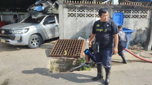 เทศบาลนครแม่สอด ดำเนินการฉีดล้างทำความสะอาดท่อระบายน้ำชุมชนร่วมใจ