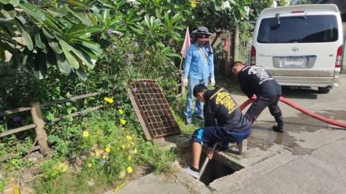 เทศบาลนครแม่สอด ดำเนินการฉีดล้างทำความสะอาดท่อระบายน้ำชุมชนร่วมใจ