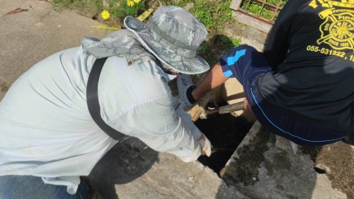 เทศบาลนครแม่สอด ดำเนินการฉีดล้างทำความสะอาดท่อระบายน้ำชุมชนร่วมใจ